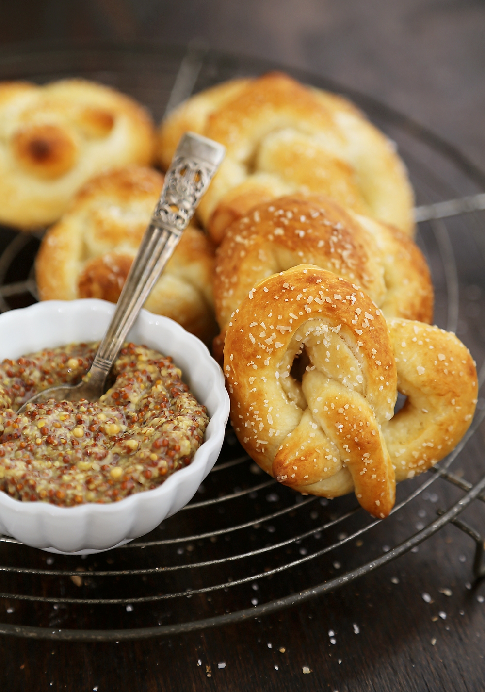 Easy Mini Soft Pretzels + Cheese Sauce – Fluffy, salty pretzels made quick + easy with pizza dough! Serve with spicy mustard or a homemade cheese sauce (recipe included). thecomfortofcooking.com