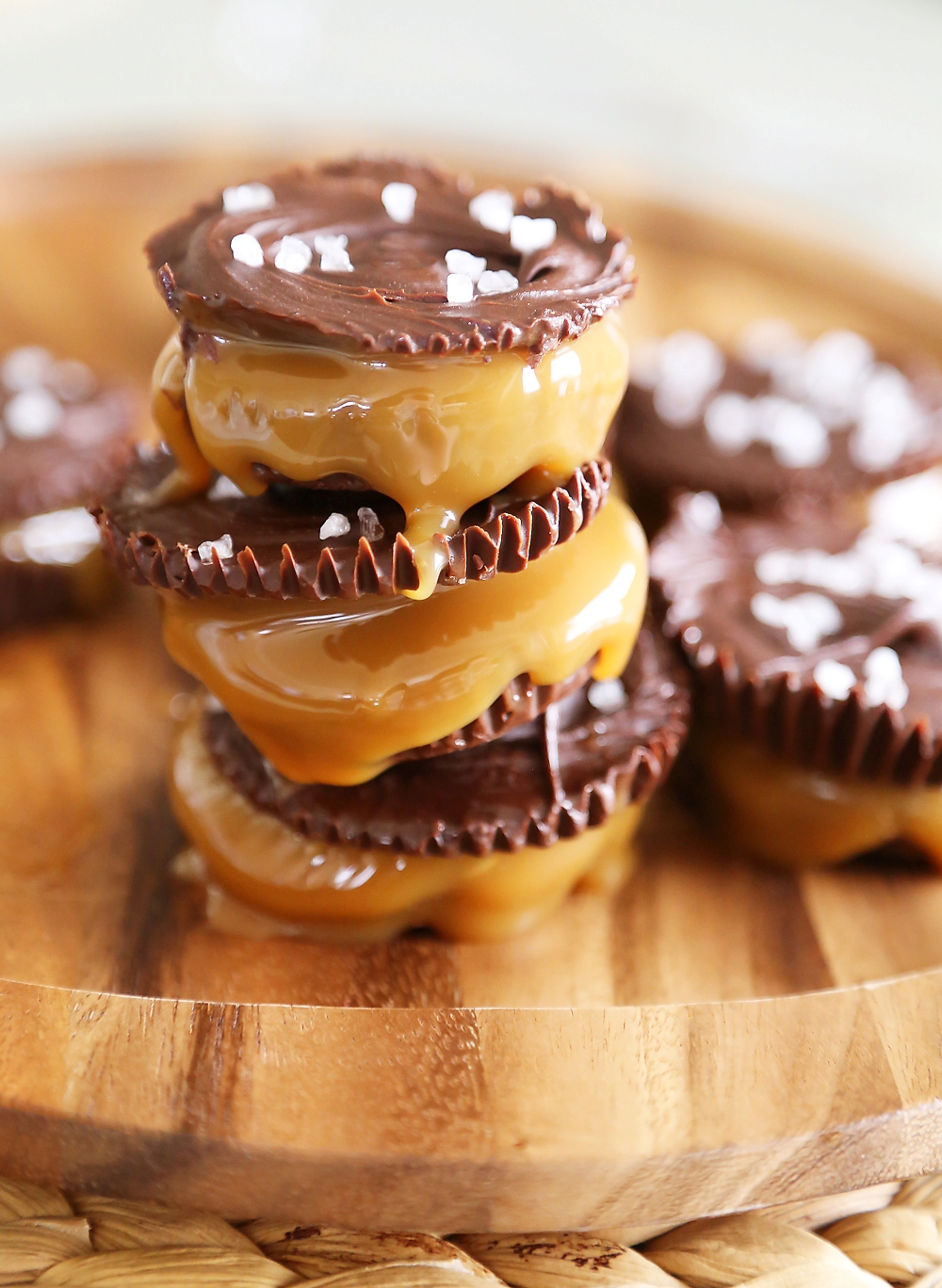 4-Ingredient Salted Caramel Chocolate Cups - Dark chocolate treats with creamy, rich caramel sauce and sea salt! SO good. Make full sized or mini! Thecomfortofcooking.com