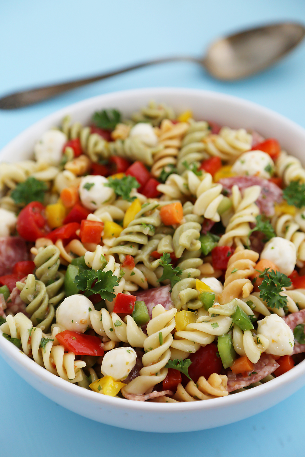 Italian Pasta Salad – So colorful and flavorful, and EASY! Perfect for parties, potlucks and simple weeknight sides. Thecomfortofcooking.com