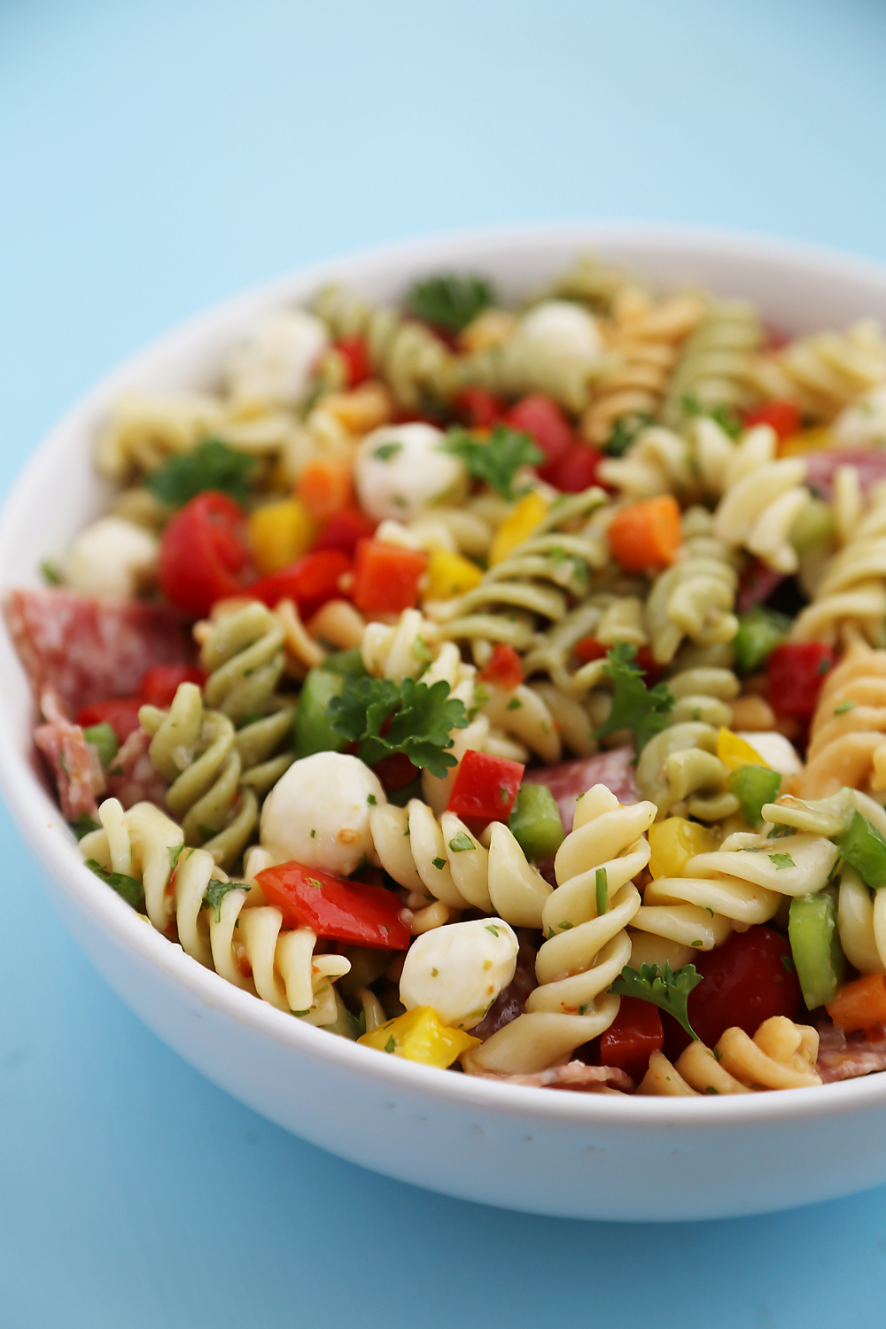 Italian Pasta Salad – So colorful and flavorful, and EASY! Perfect for parties, potlucks and simple weeknight sides. Thecomfortofcooking.com