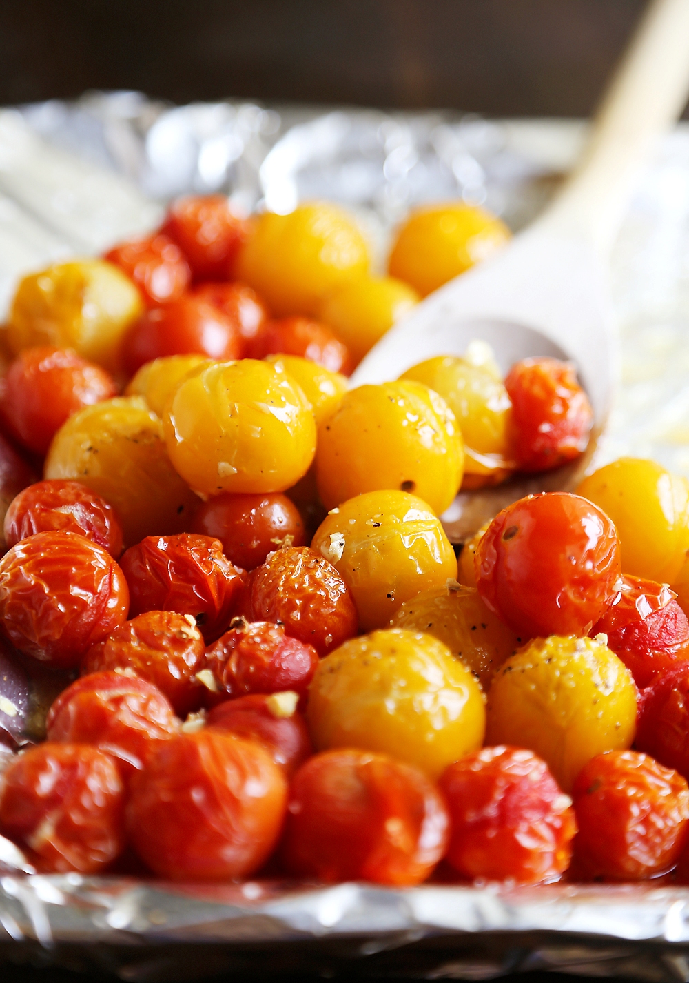 Garlic Roasted Cherry Tomatoes - Stir into pasta or rice, serve on crostini, mix into a frittata, use as a pizza topping, spread on sandwiches, purée into a sauce, or keep them canned up to 2 weeks. Endless possibilities for one perfect-every-time recipe! Thecomfortofcooking.com