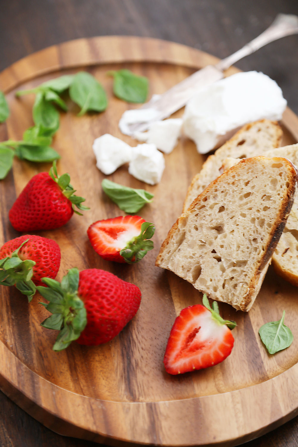 Vanilla Bean Pickled Strawberries with Goat Cheese Crostini - Sweet, tangy vanilla-scented pickled strawberries pair perfectly with goat cheese crostini! So simple, elegant and easy for parties. Thecomfortofcooking.com