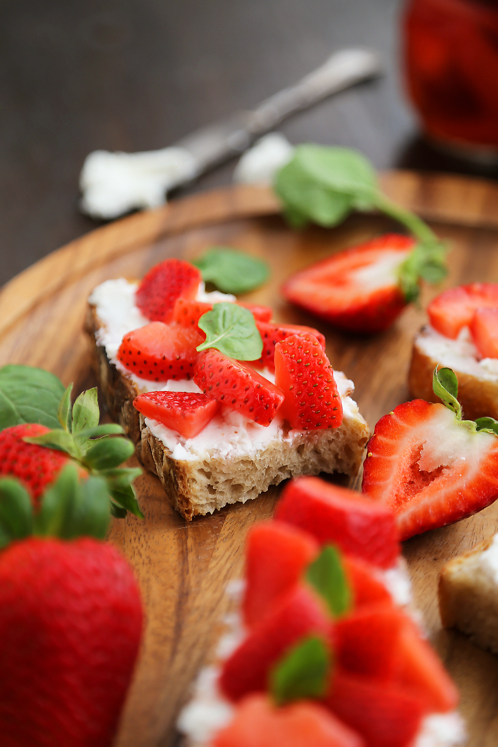 Vanilla Bean Pickled Strawberries with Goat Cheese Crostini - Sweet, tangy vanilla-scented pickled strawberries pair perfectly with goat cheese crostini! So simple, elegant and easy for parties. Thecomfortofcooking.com