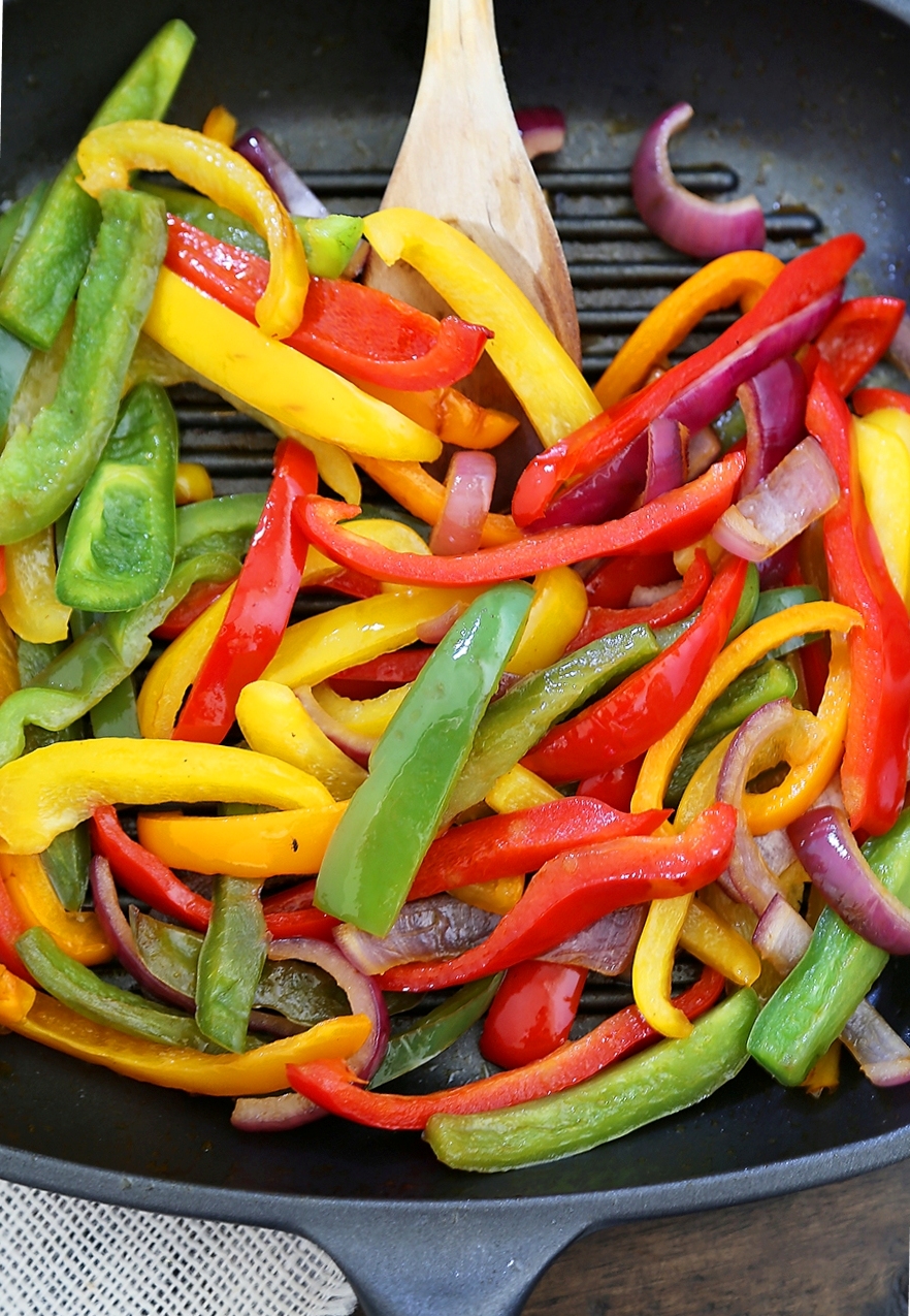 Grilled Chili-Lime Chicken Fajita Salad - Tender, juicy marinated chicken with fresh bell peppers, onions, garlic and avocado slices. SO good. Top with some creamy queso fresco and cilantro for extra eye appeal and flavor! thecomfortofcooking.com