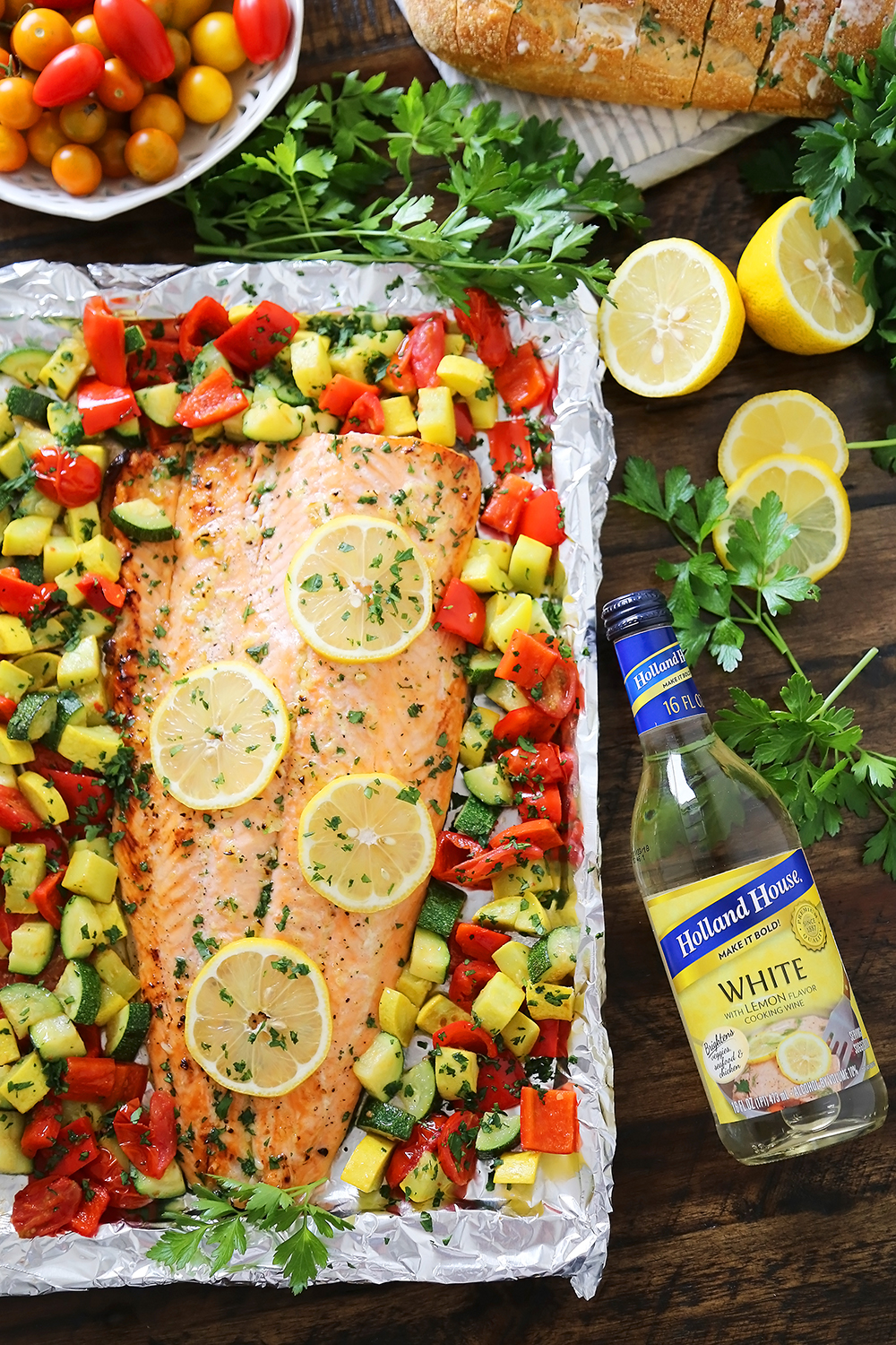 Lemon-Garlic Honey Butter Salmon & Veggies in Foil - Juicy, flaky roasted salmon with lemon-garlic honey butter and tender summer veggies! One pan full of hearty, healthy goodness! thecomfortofcooking.com