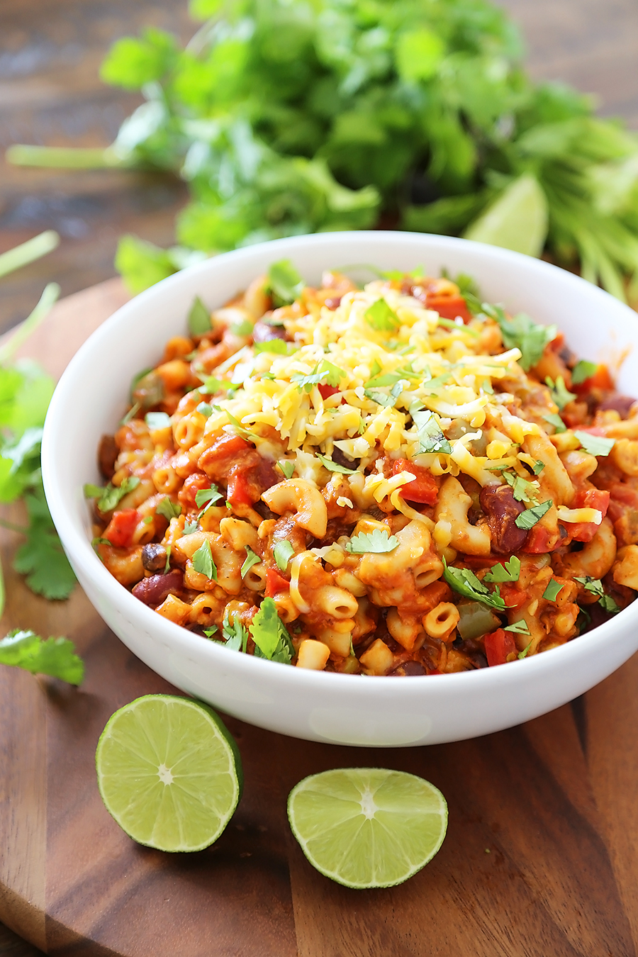 One-Pot Cheesy Vegetarian Chili Mac 'n Cheese - Super cheesy, comforting and easy to make for meatless weeknights with family! Full of fresh veggies, beans, tomatoes and tender pasta! Thecomfortofcooking.com