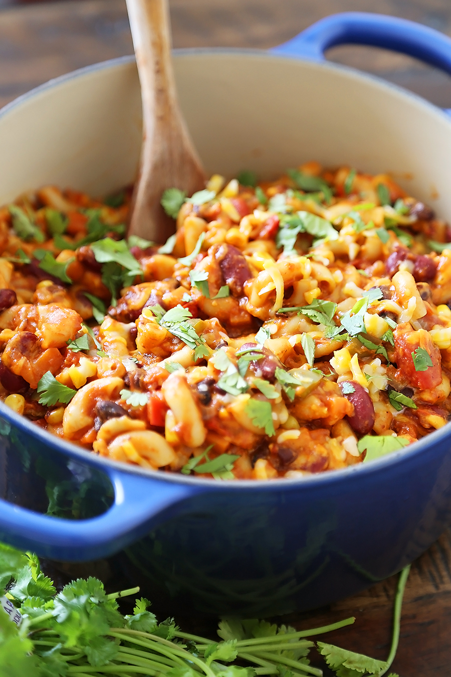 One-Pot Cheesy Vegetarian Chili Mac 'n Cheese - Super cheesy, comforting and easy to make for meatless weeknights with family! Full of fresh veggies, beans, tomatoes and tender pasta! Thecomfortofcooking.com