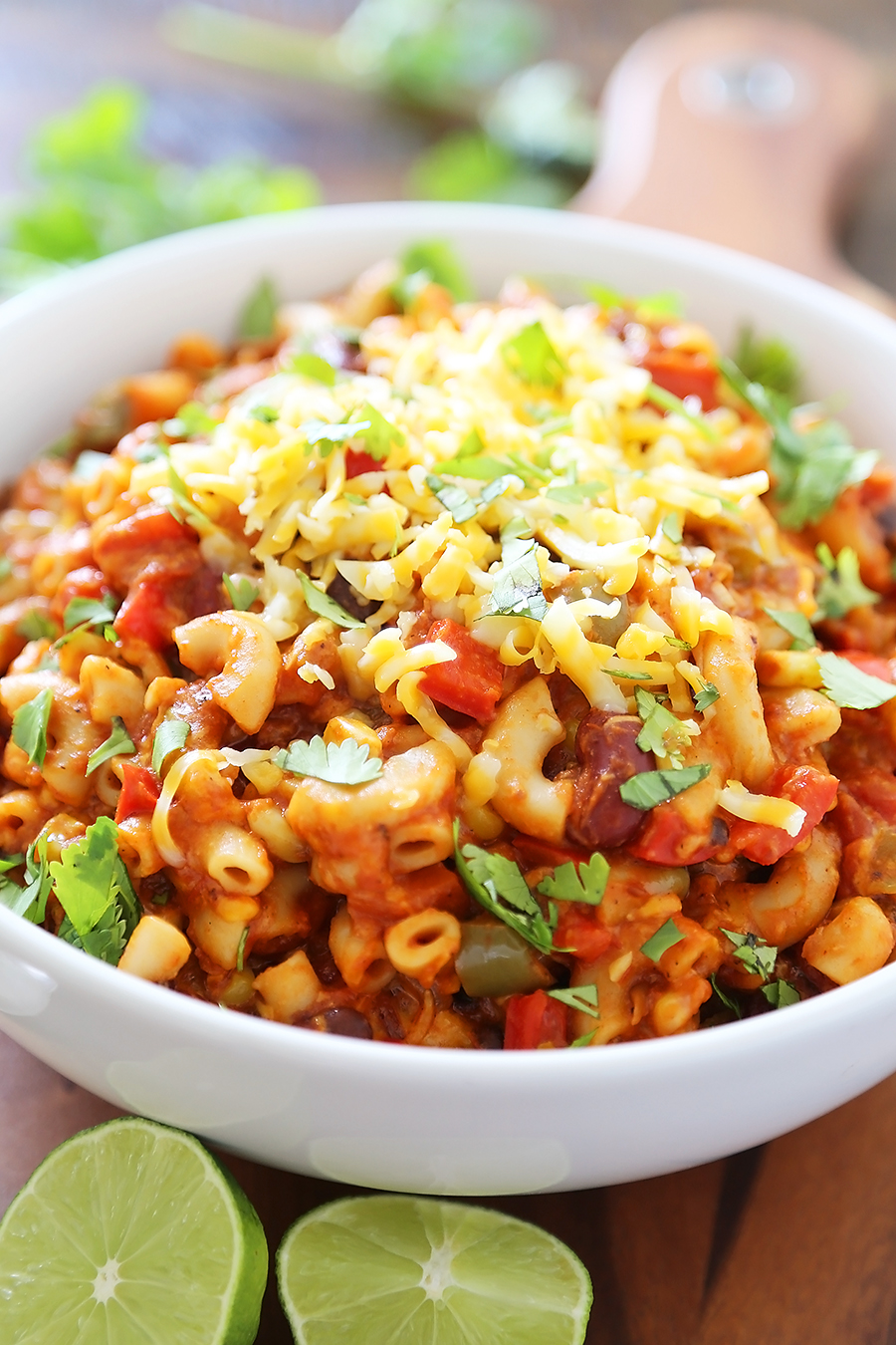 One-Pot Cheesy Vegetarian Chili Mac 'n Cheese - Super cheesy, comforting and easy to make for meatless weeknights with family! Full of fresh veggies, beans, tomatoes and tender pasta! Thecomfortofcooking.com