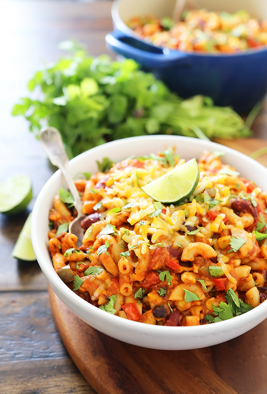 One-Pot Cheesy Vegetarian Chili Mac 'n Cheese - Super cheesy, comforting and easy to make for meatless weeknights with family! Full of fresh veggies, beans, tomatoes and tender pasta! Thecomfortofcooking.com