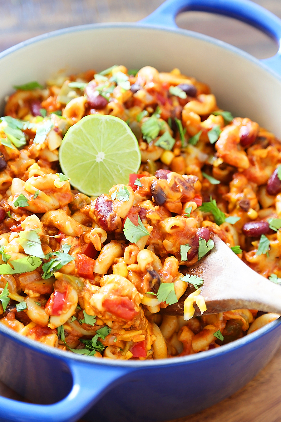 One-Pot Cheesy Vegetarian Chili Mac 'n Cheese - Super cheesy, comforting and easy to make for meatless weeknights with family! Full of fresh veggies, beans, tomatoes and tender pasta! Thecomfortofcooking.com