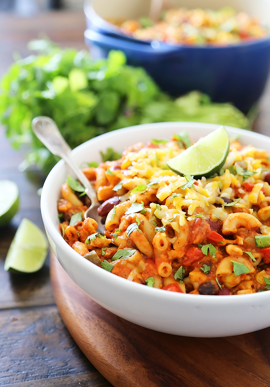 One-Pot Cheesy Vegetarian Chili Mac 'n Cheese - Super cheesy, comforting and easy to make for meatless weeknights with family! Full of fresh veggies, beans, tomatoes and tender pasta! Thecomfortofcooking.com