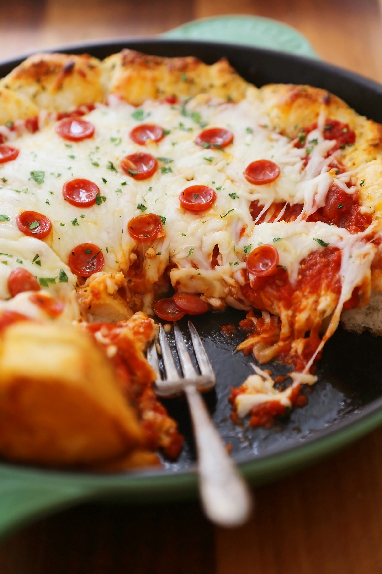 Cheesy Deep Dish Pepperoni Pizza Bites – Pull-apart cheesy pepperoni pizza bread, made easily with biscuits! Add fave toppings and serve for game day, or family nights! thecomfortofcooking.com