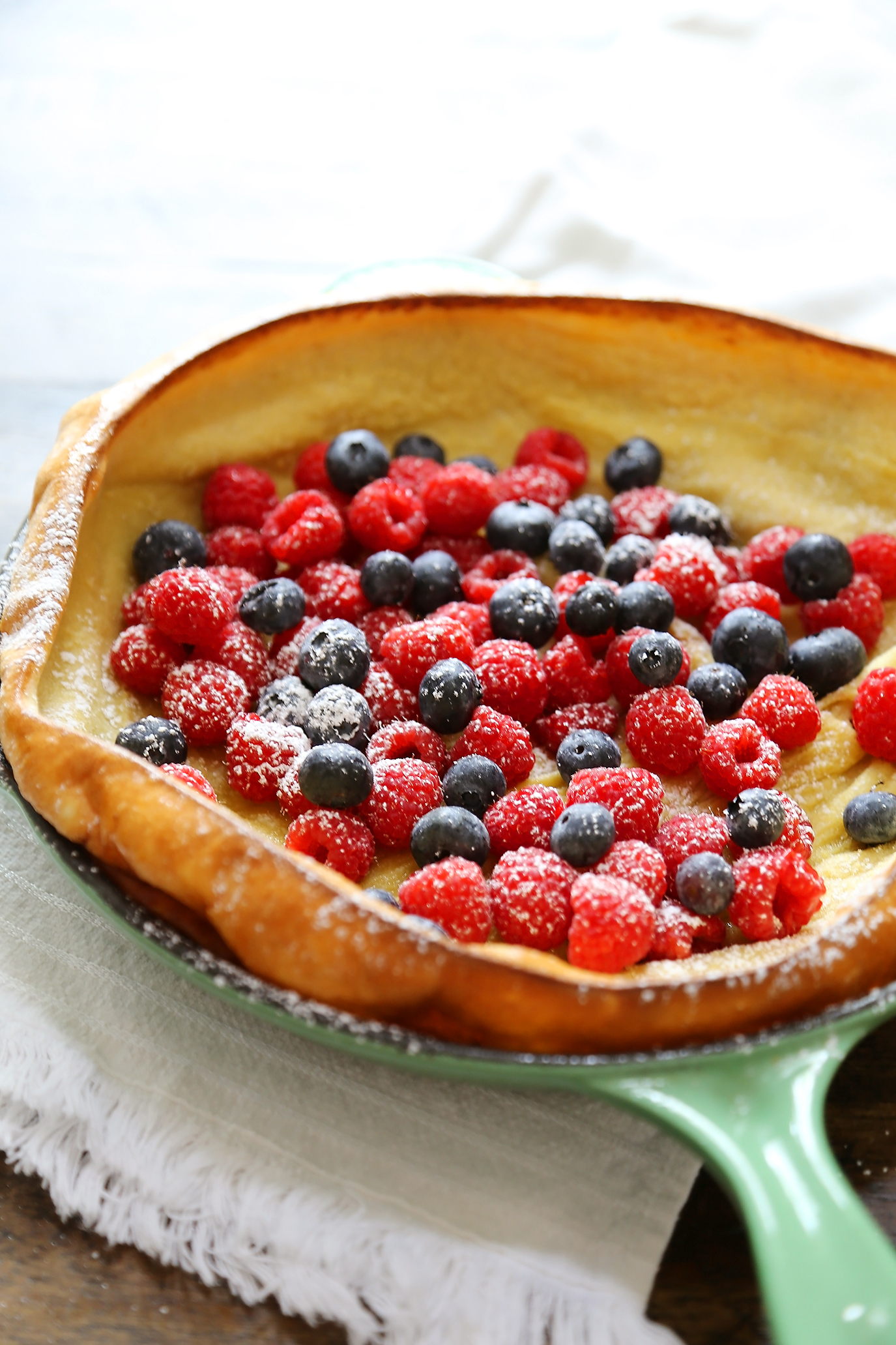 Dutch Baby Pancake / Super easy 6-ingredient, 1-bowl pan of poufy magic for weekend brunches! thecomfortofcooking.com