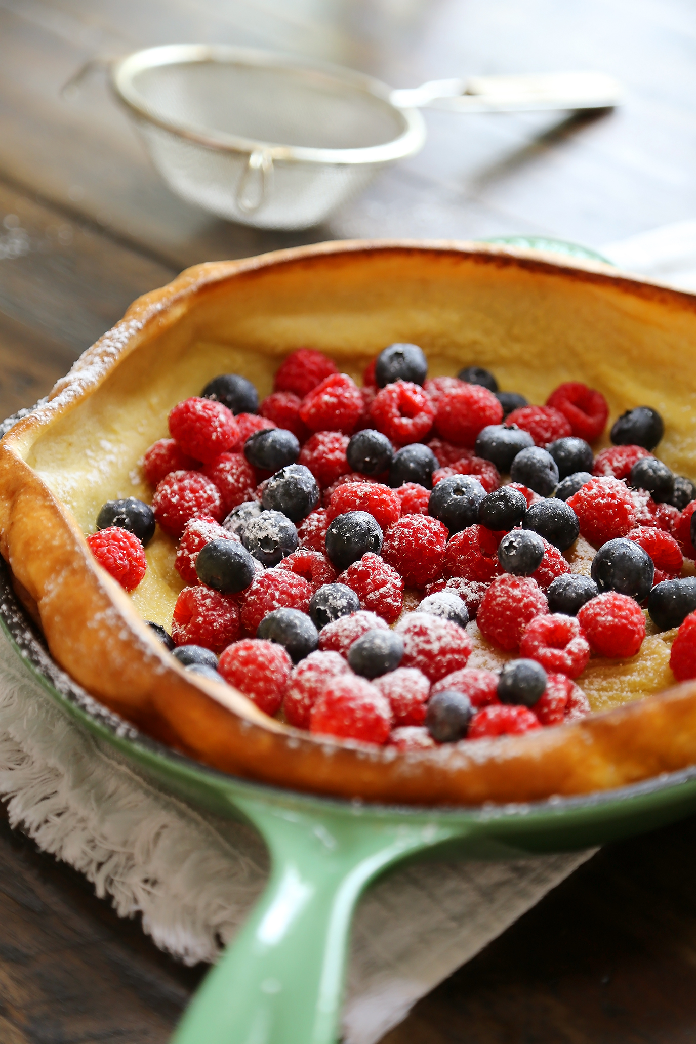 Dutch Baby Pancake / Super easy 6-ingredient, 1-bowl pan of poufy magic for weekend brunches! thecomfortofcooking.com