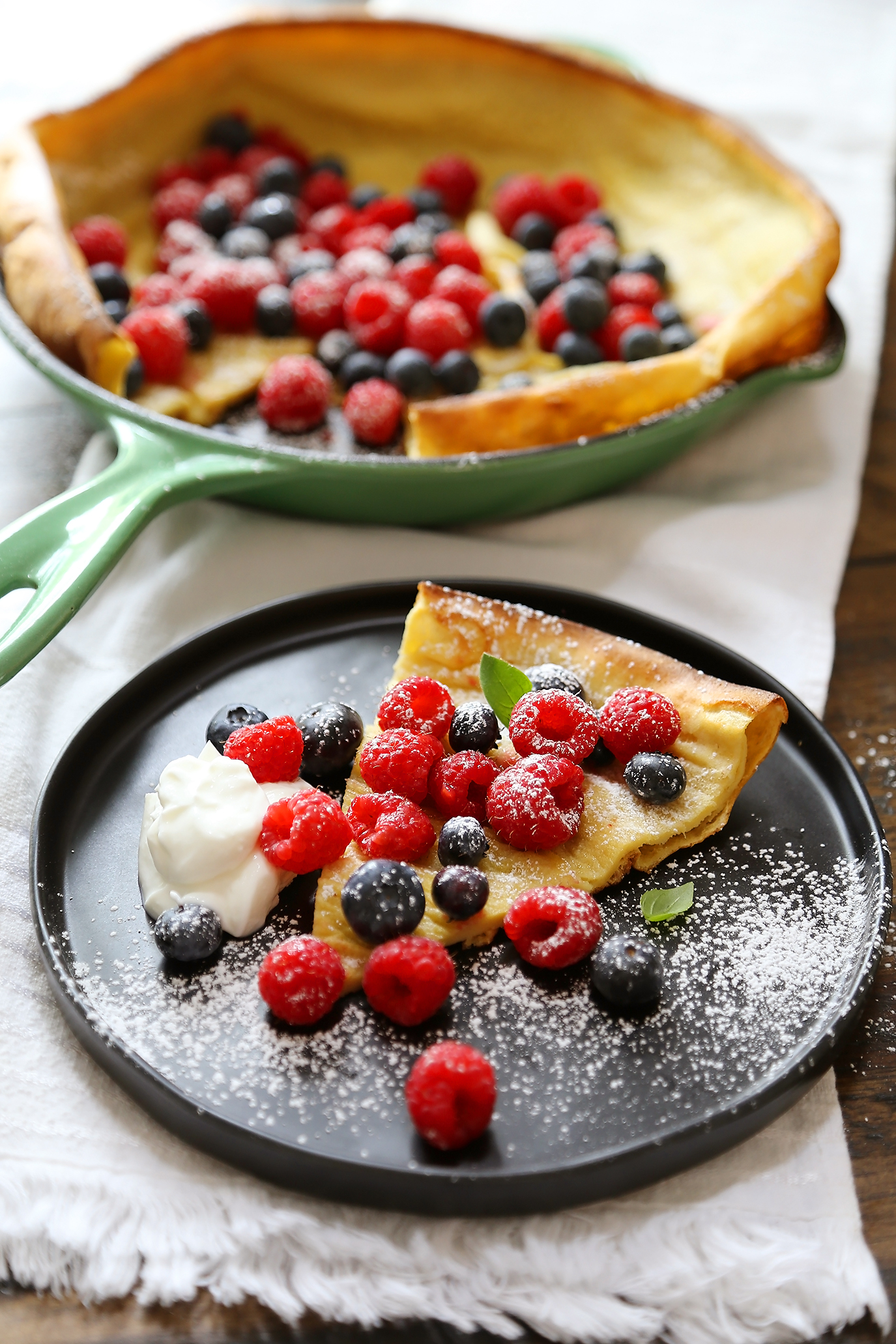 Dutch Baby Pancake / Super easy 6-ingredient, 1-bowl pan of poufy magic for weekend brunches! thecomfortofcooking.com