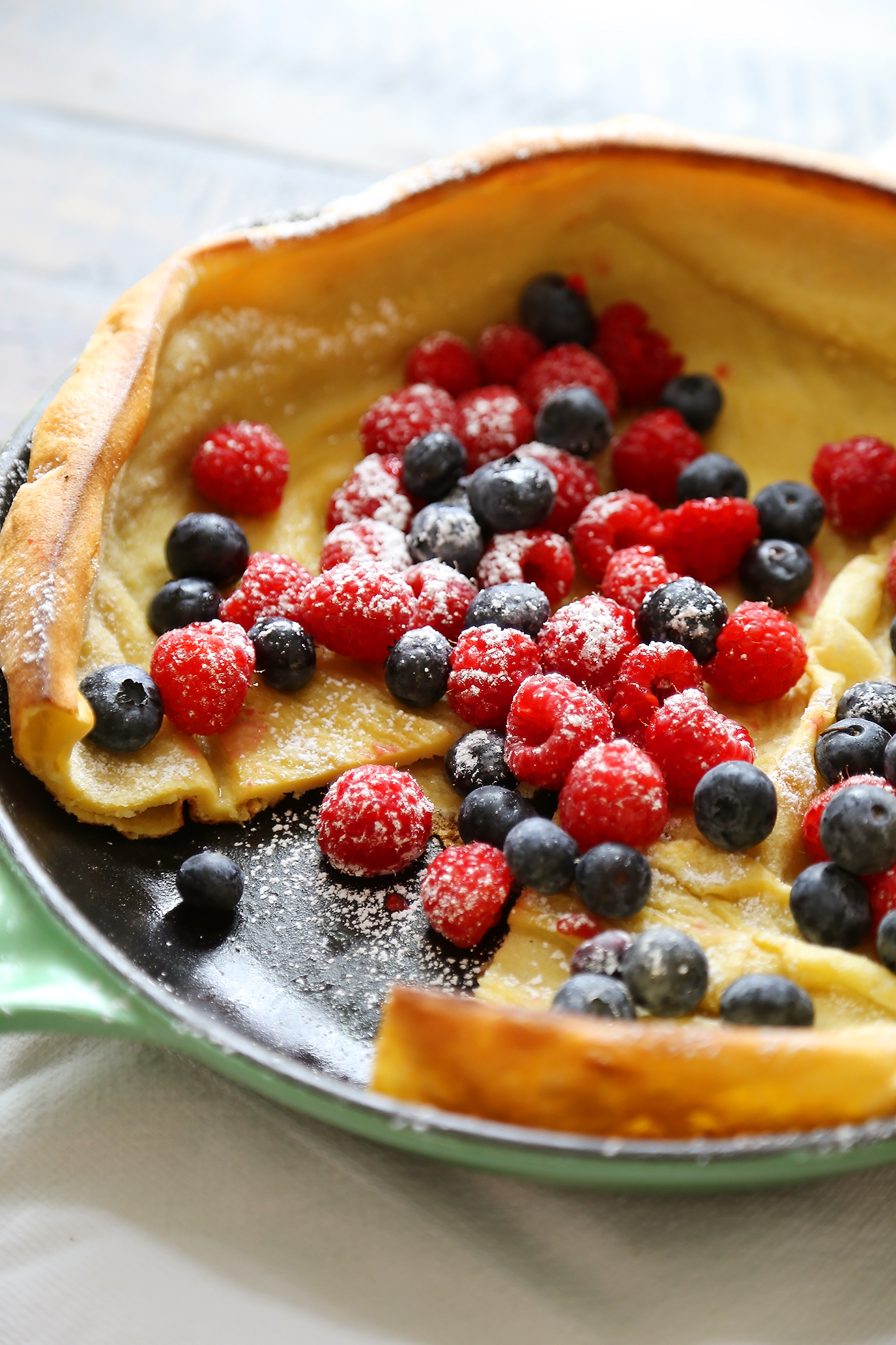 Dutch Baby Pancake / Super easy 6-ingredient, 1-bowl pan of poufy magic for weekend brunches! thecomfortofcooking.com