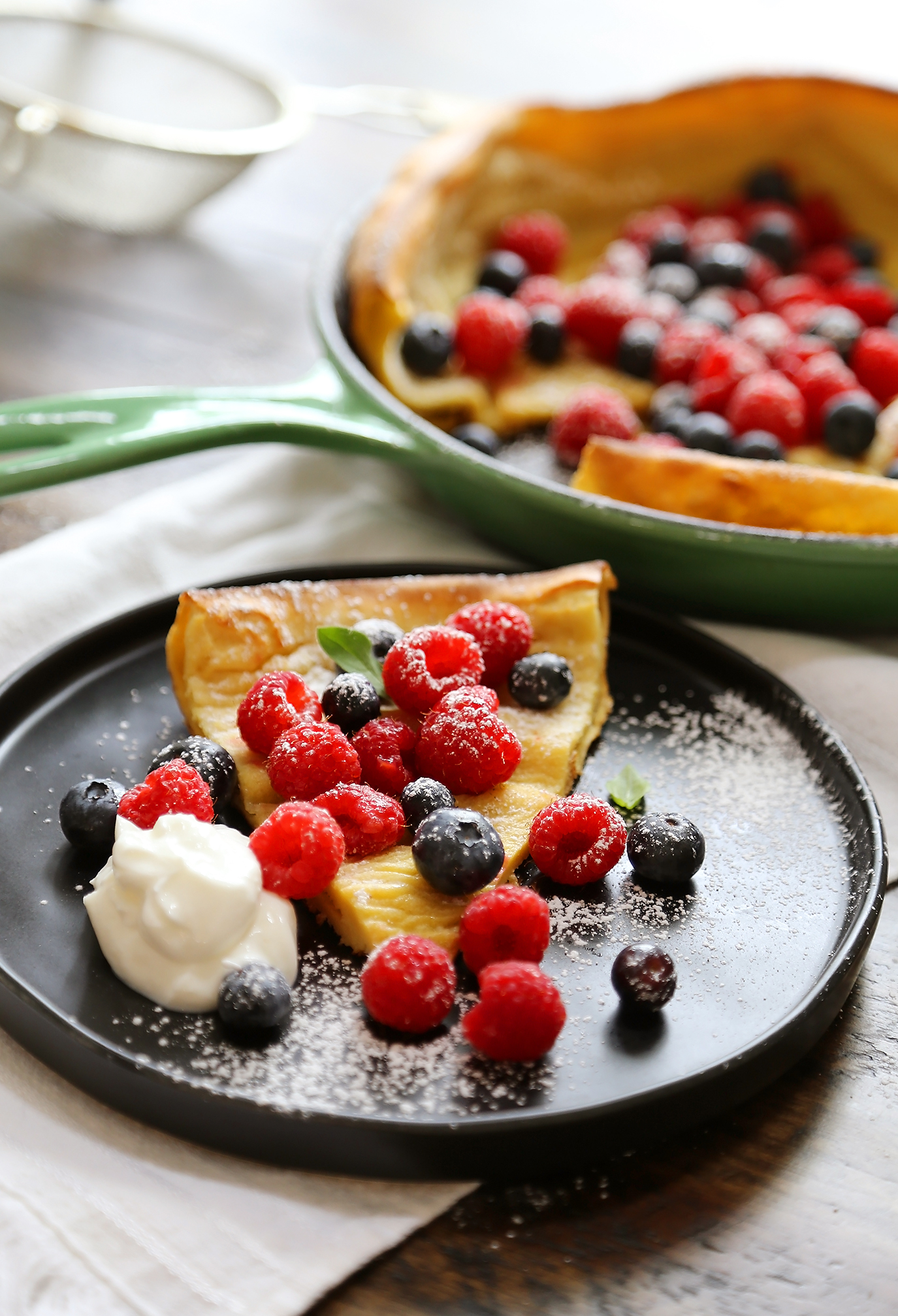 Dutch Baby Pancake / Super easy 6-ingredient, 1-bowl pan of poufy magic for weekend brunches! thecomfortofcooking.com