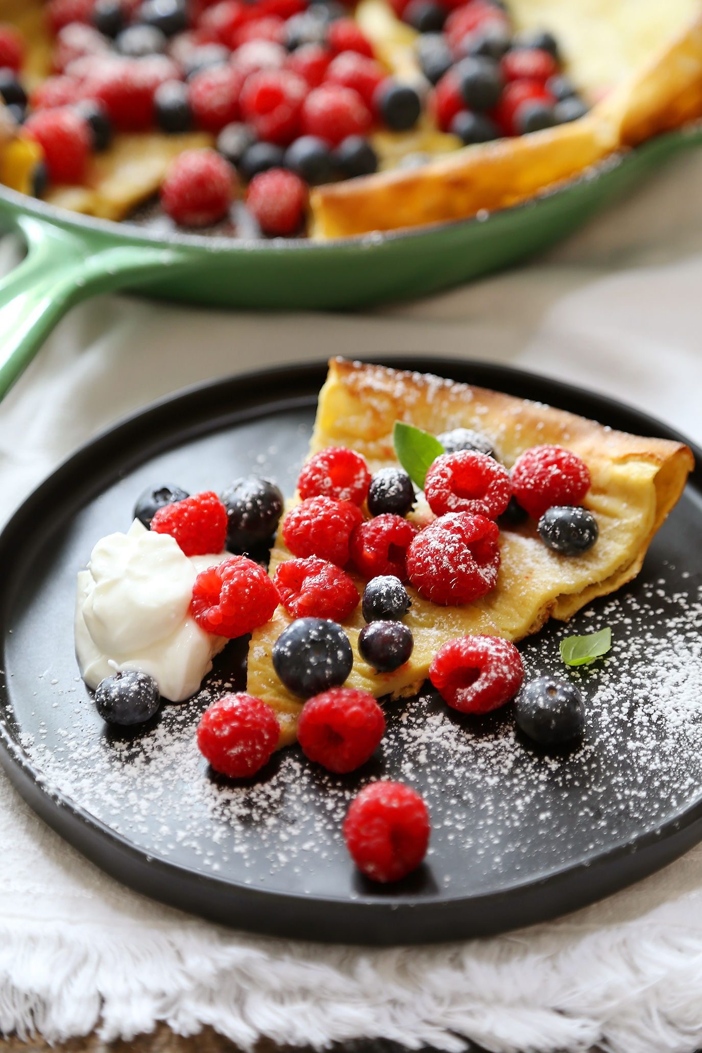 Dutch Baby Pancake / Super easy 6-ingredient, 1-bowl pan of poufy magic for weekend brunches! thecomfortofcooking.com