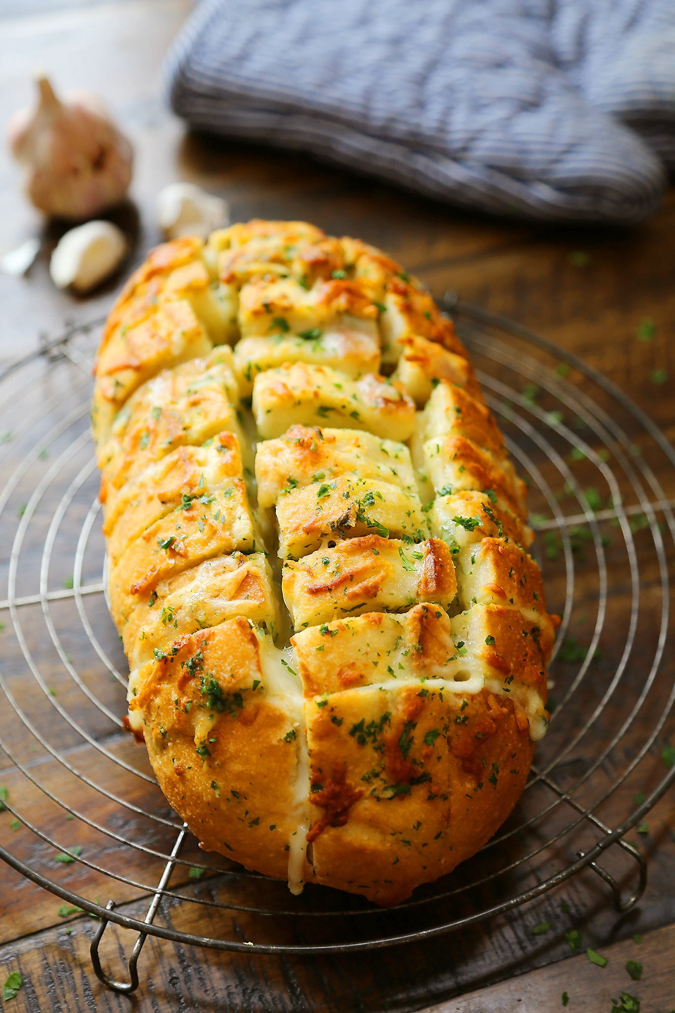 Cheesy Pull-Apart Garlic Bread - Gooey, golden and so addictive! Just 6 ingredients + 30 minutes to make. thecomfortofcooking.com