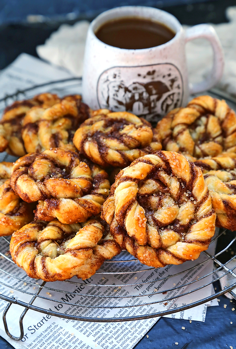 Puff pastry cinnamon rolls• Electric Blue Food - Kitchen stories