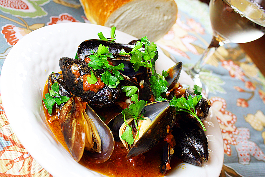 Steamed Mussels in White Wine and Tomato Sauce