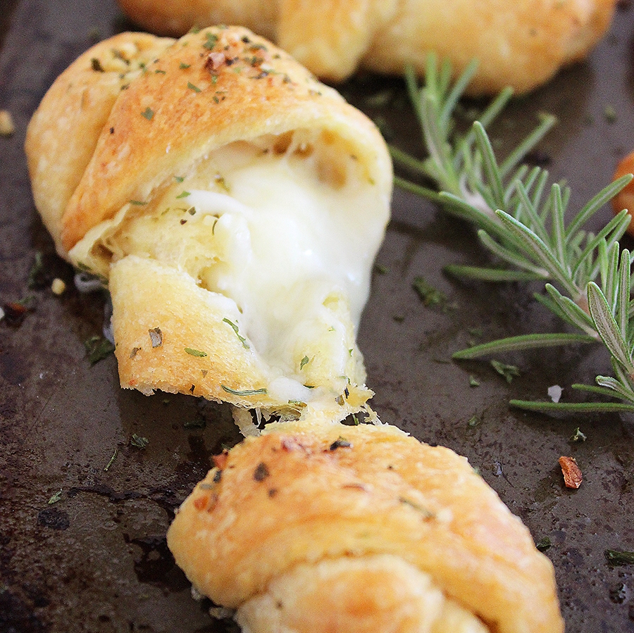 Cheesy Crescent Roll Garlic Knots With Parmesan (Easy!)