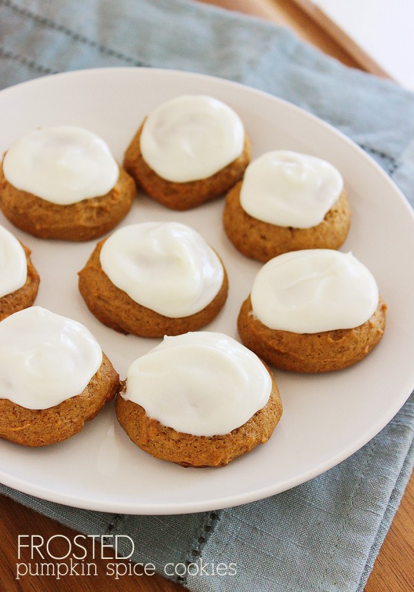 One-Bowl Frosted Pumpkin Gingerbread Cookies - deze superzachte koekjes zijn gemaakt van nul, vol met kruiden en bedekt met een romige 2-Ingrediënt glazuur. | thecomfortofcooking.com