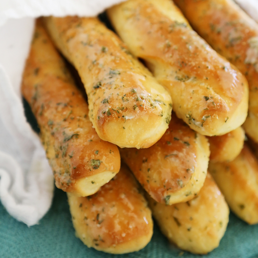 Fluffy Garlic Butter Breadsticks
