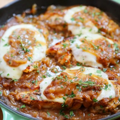 Skillet French Onion Chicken - Saucy, melt-in-your-mouth French onion chicken smothered in caramelized onion gravy, topped with melted cheese. Thecomfortofcooking.com