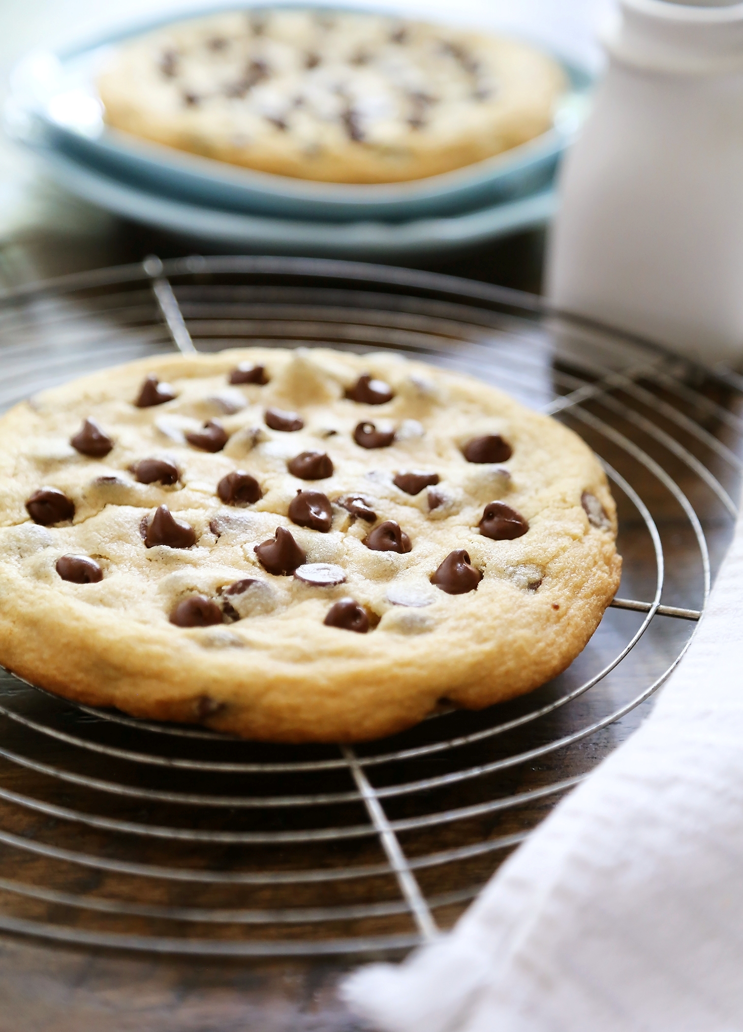 Nödkakor med chokladspån för två - jättelika, kladdiga kakor för en dålig dag! Snabba och enkla kakor att dela med sig av eller frysa in till senare. thecomfortofcooking.com