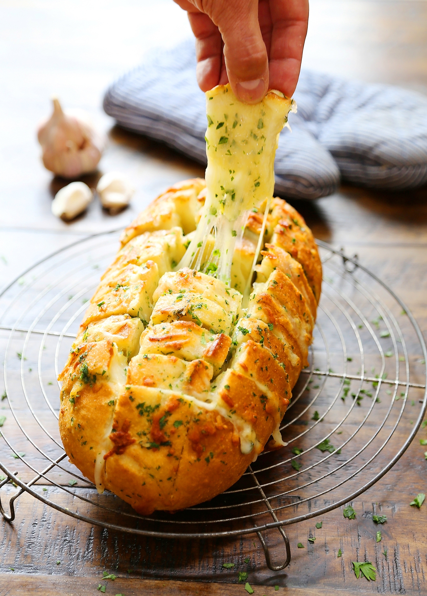 Cheesy Pull-Apart Garlic Bread – The Comfort of Cooking